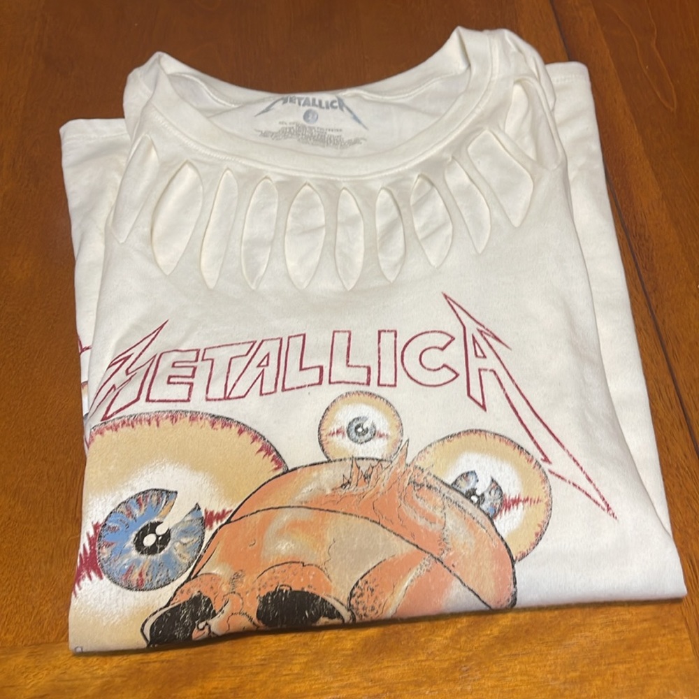 Torrid Metallica Tee. Cutouts on the neckline. No Flaws. Size 2 - Picture 7 of 7